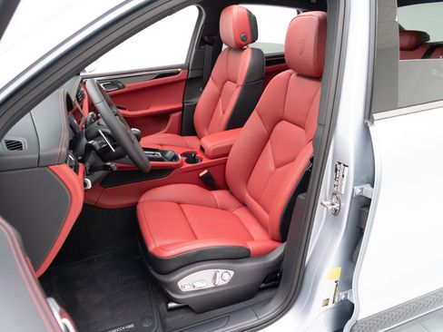 Certified 2026 Porsche Macan AWD/4WD image 5