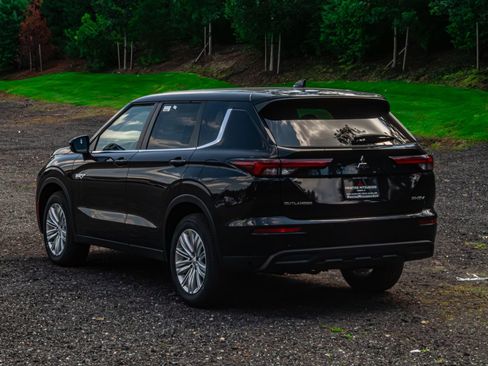 New 2025 Mitsubishi Outlander ES image 6