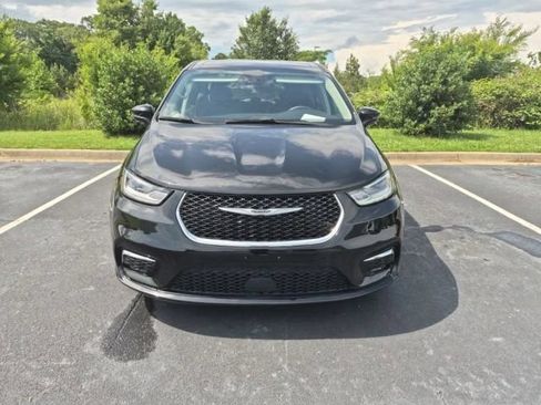 Used 2024 Chrysler Pacifica Touring-L FWD image 3
