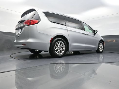 Used 2022 Chrysler Voyager LX FWD image 27