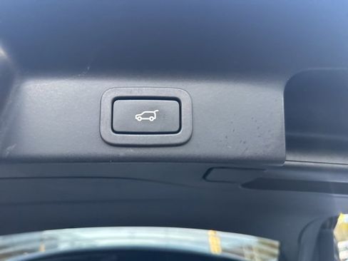 Used 2018 Jaguar F-PACE Premium image 28