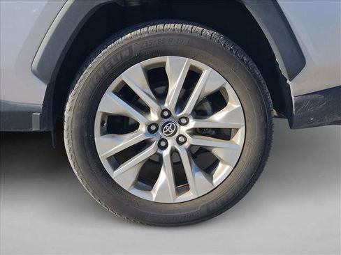 Used 2023 Toyota RAV4 XLE Premium image 4