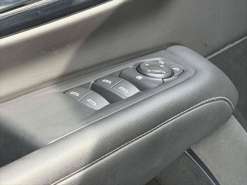 Used 2025 Chevrolet Suburban LT AWD/4WD image 19