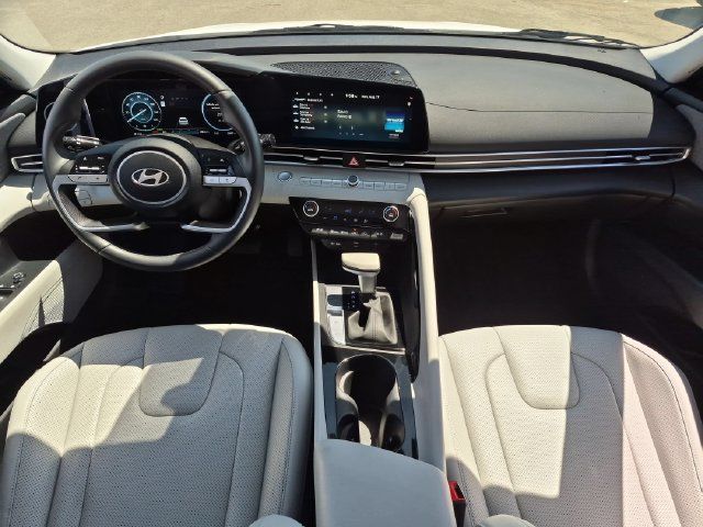 Used 2025 Hyundai Elantra Limited FWD image 12
