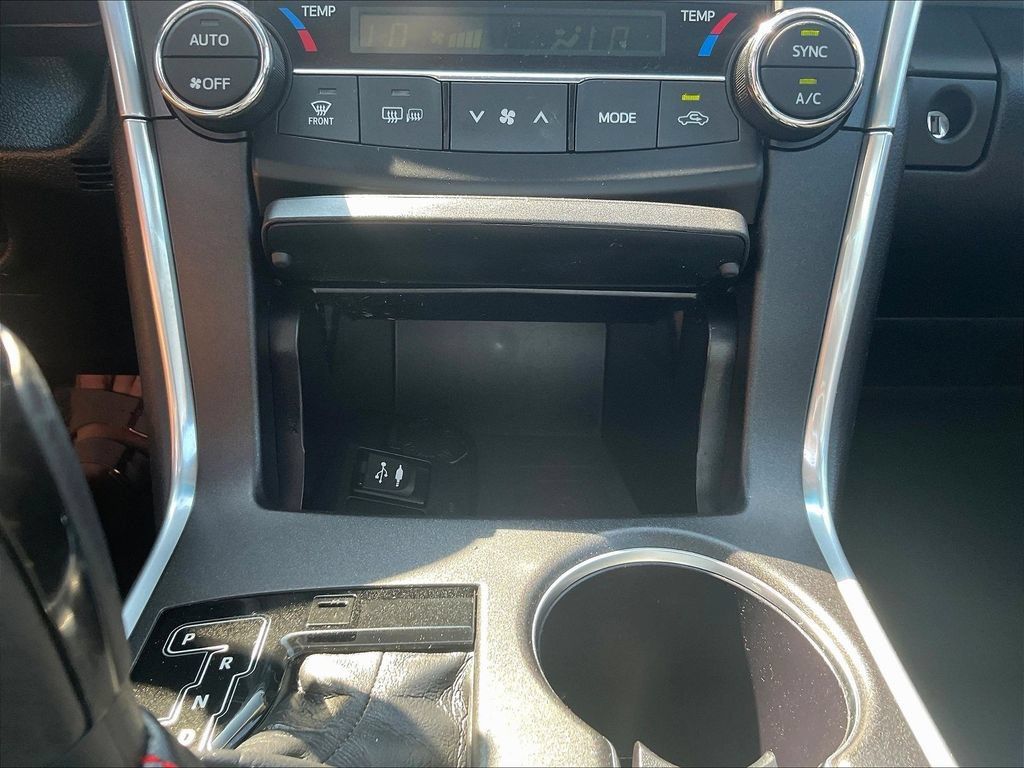 Used 2017 Toyota Camry SE w/ Moonroof Package FWD image 15