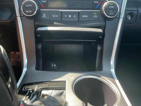 Used 2017 Toyota Camry SE w/ Moonroof Package FWD image 15