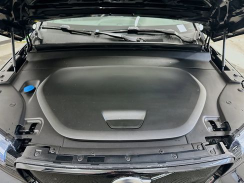 Used 2022 Volvo XC40 P8 Recharge Plus image 36