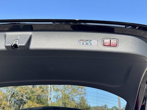 Used 2025 Mercedes-Benz GLC 300 image 12