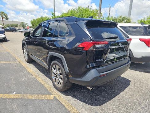 Used 2021 Toyota RAV4 XLE Premium FWD image 6