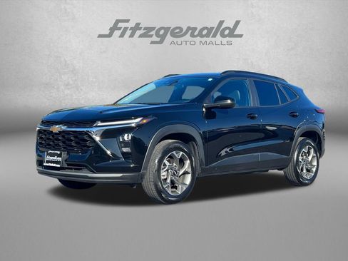 Used 2025 Chevrolet Trax LT FWD image 2