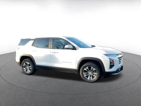 Used 2025 Chevrolet Equinox LT image 2