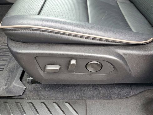 Used 2024 GMC Canyon Denali image 8