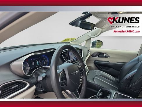 Used 2023 Chrysler Pacifica Touring-L FWD image 17