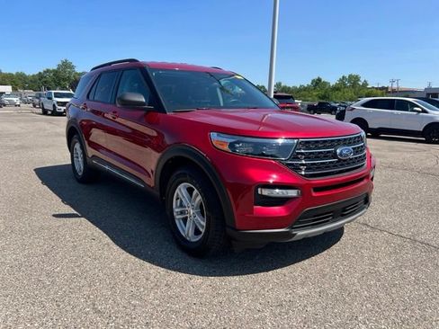 Certified 2023 Ford Explorer XLT w/ Equipment Group 202A AWD/4WD image 3