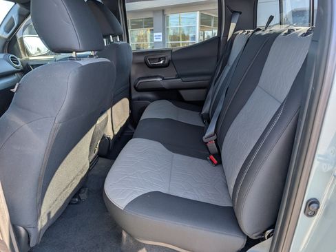 Used 2022 Toyota Tacoma TRD Off-Road image 15