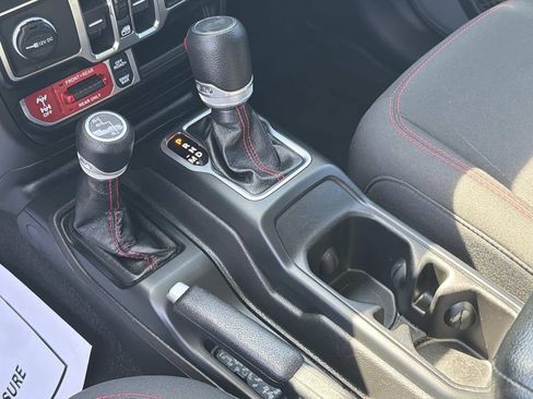 Used 2023 Jeep Wrangler Unlimited Rubicon AWD/4WD image 4