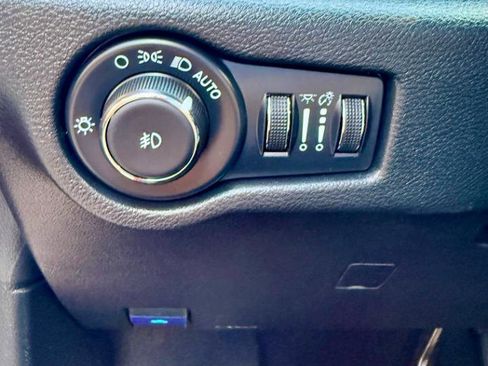 Used 2025 Chrysler Pacifica Select FWD image 22