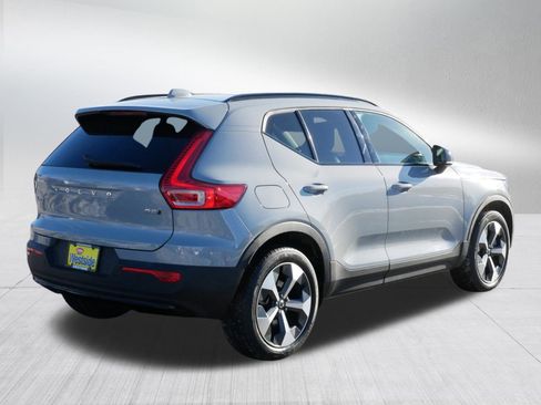 Used 2024 Volvo XC40 B5 Core image 7