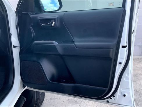 Used 2019 Toyota Tacoma TRD Off-Road AWD/4WD image 29