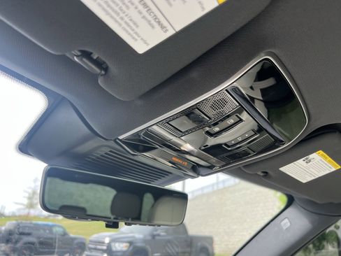 Used 2024 Land Rover Range Rover Long Wheelbase SE image 24