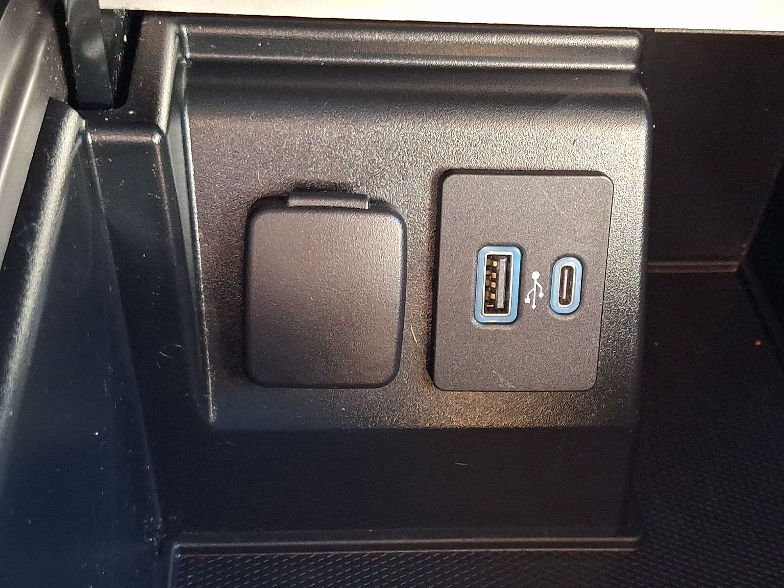 Used 2020 Ford Explorer XLT w/ Equipment Group 202A AWD/4WD image 25