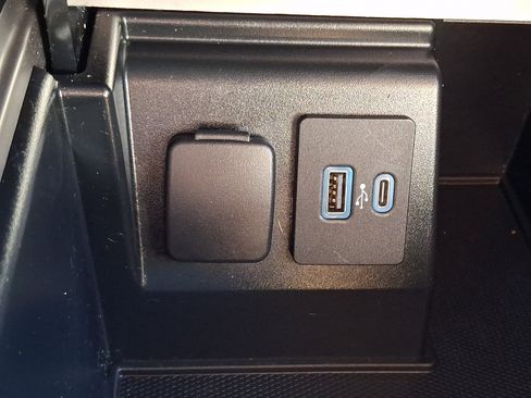 Used 2020 Ford Explorer XLT w/ Equipment Group 202A AWD/4WD image 25