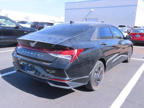 Used 2022 Hyundai Elantra SEL w/ Convenience Package FWD image 3