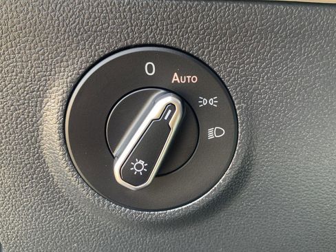 Used 2025 Volkswagen Taos SE w/ Taos MDO Package image 13