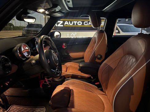 Used 2021 MINI Cooper 2-Door Hardtop w/ Signature Upholstery Package image 28