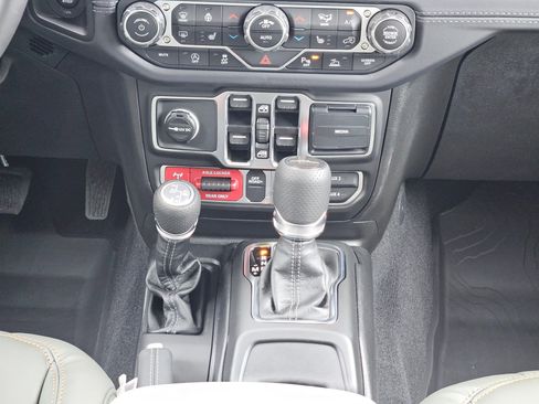 New 2025 Jeep Gladiator Mojave image 17