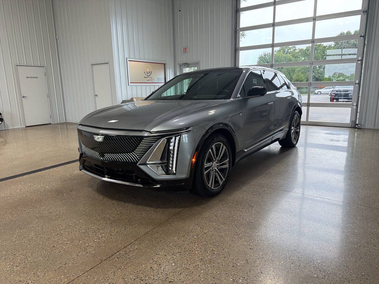 Used 2024 Cadillac Lyriq Luxury AWD/4WD image 2