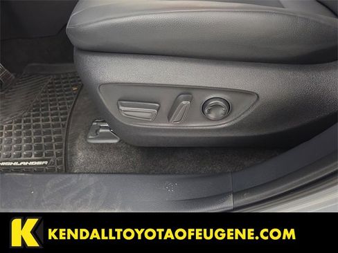 Used 2025 Toyota Highlander XLE image 18