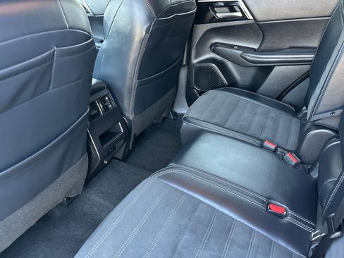 Used 2024 Mitsubishi Outlander SE image 13