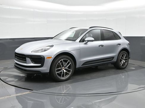 Certified 2022 Porsche Macan AWD/4WD image 1