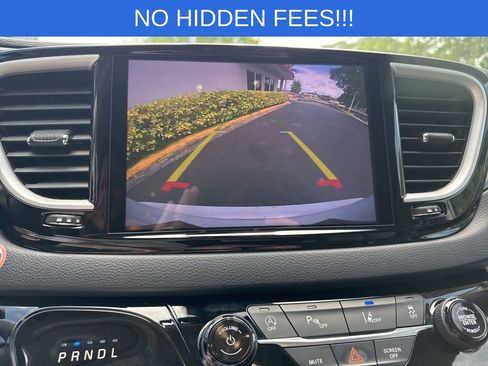 Used 2023 Chrysler Pacifica Touring-L image 27