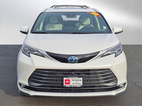 Used 2025 Toyota Sienna Platinum image 8