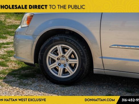 Used 2012 Chrysler Town & Country Touring w/ Entertainment Group #1 FWD image 27
