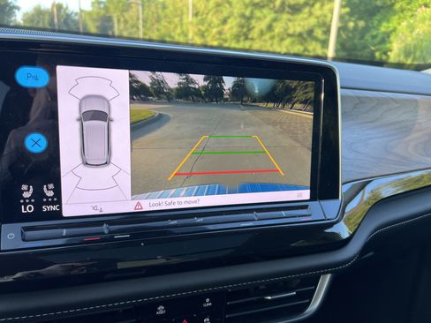 Used 2025 Volkswagen Atlas SE w/ Panoramic Sunroof Package FWD image 20