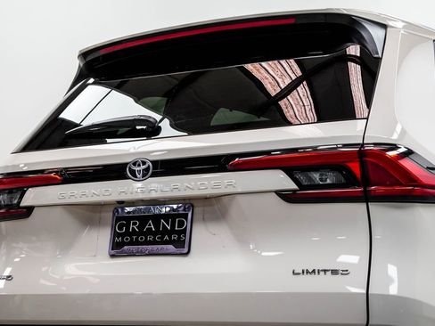 Used 2024 Toyota Grand Highlander AWD image 13