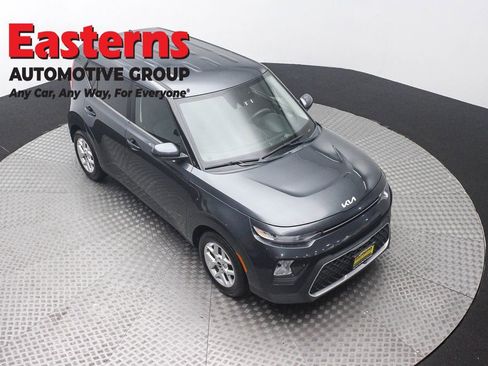 Used 2022 Kia Soul LX w/ Technology Package FWD image 3