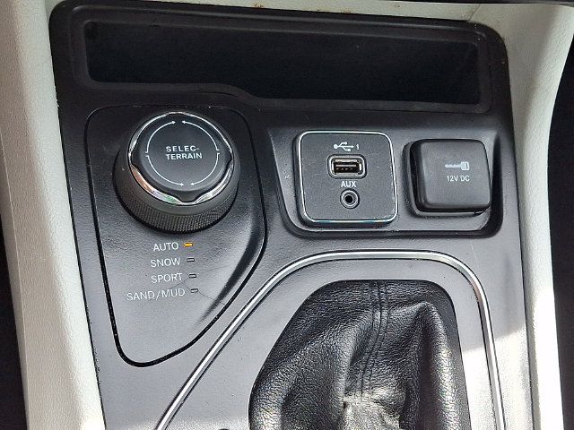 Used 2020 Jeep Cherokee Latitude Plus AWD/4WD image 40