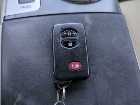 Used 2014 Toyota Prius V Three FWD image 26