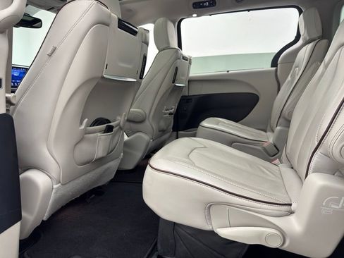 Used 2017 Chrysler Pacifica Limited FWD image 51