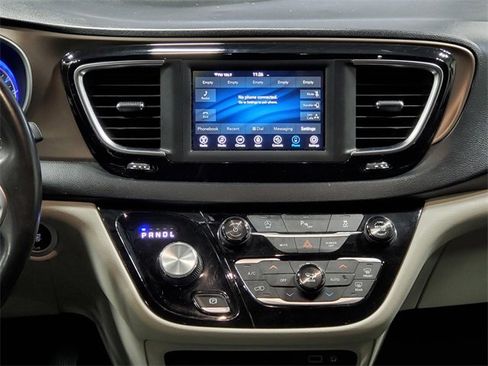 Used 2018 Chrysler Pacifica Touring-L image 17