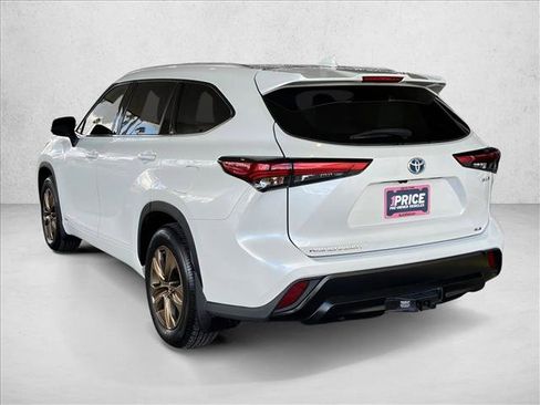 Used 2022 Toyota Highlander Bronze Edition image 3