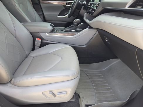 Used 2022 Toyota Highlander Platinum FWD image 16