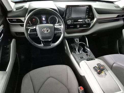Used 2021 Toyota Highlander LE AWD/4WD image 10