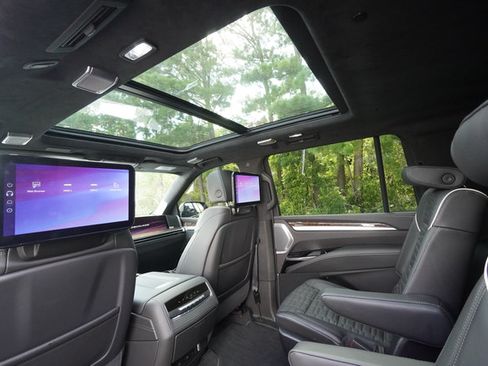 Used 2025 Cadillac Escalade ESV Sport Platinum AWD/4WD image 23