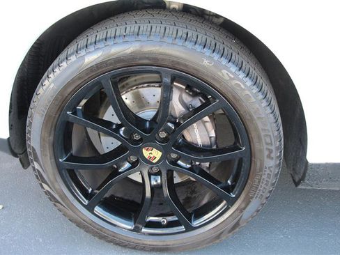 Used 2020 Porsche Cayenne image 38