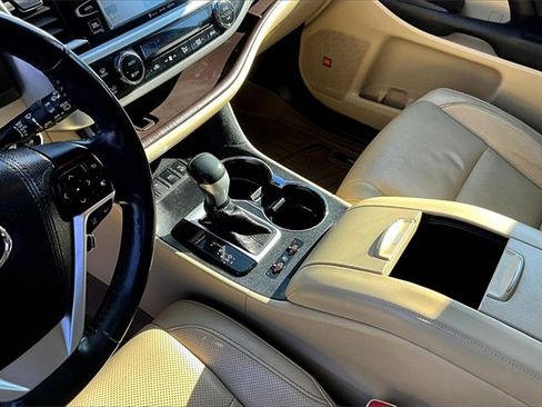 Used 2017 Toyota Highlander Limited Platinum image 14